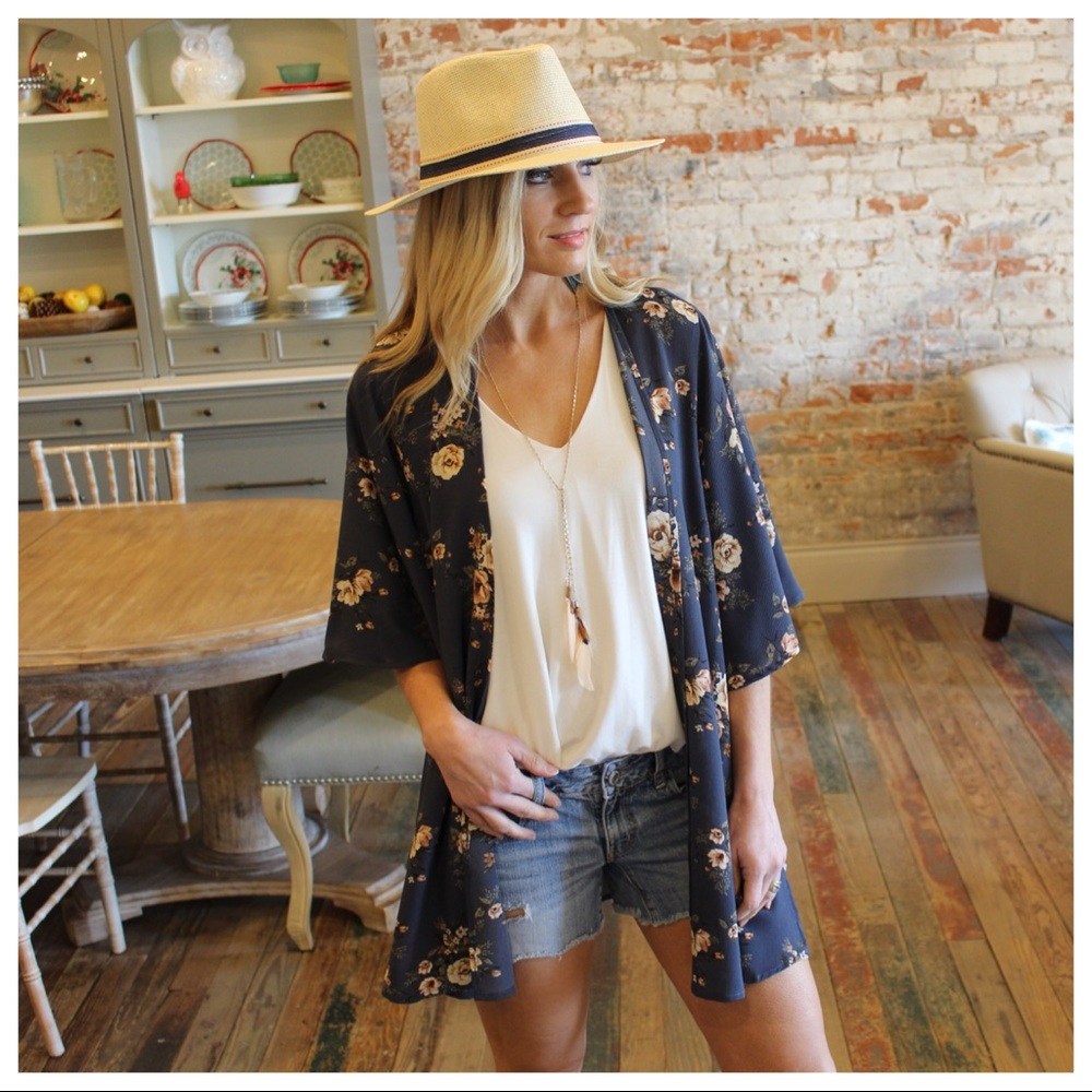 ✨LAST ONE✨Blue floral kimono - Picture 2 of 4